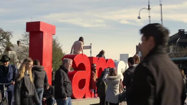 Amsterdam Hollanda Alacakaranlıkta Büyük Bir Turist Grubuyla Birlikte Amsterdam Simgesiyim — Stok video