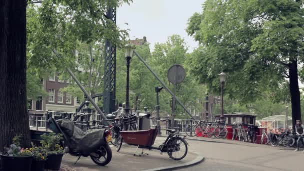 荷兰阿姆斯特丹的布劳沃什格拉特与城市通勤者和钢制拉桥 — 图库视频影像