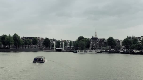 荷兰阿姆斯特丹Prins Hendrikkade城市景观和运河游轮 — 图库视频影像