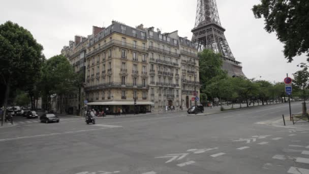 City Street Med Trafik Med Eiffeltornet Bakgrunden Paris Frankrike — Stockvideo