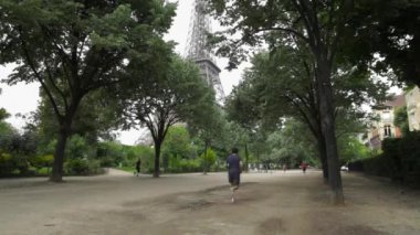 Paris, Fransa 'da Eyfel Kulesi' nin arka planında Eyfel Bahçesi.