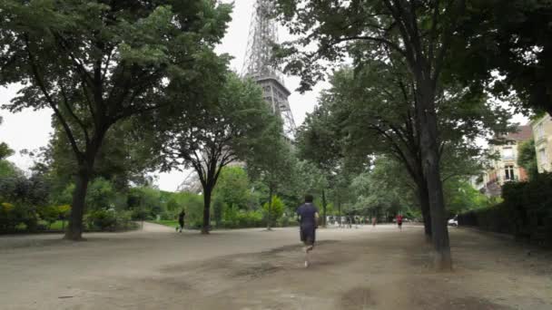 Tour Eiffel Garden Wieżą Eiffla Tle Paryż Francja — Wideo stockowe