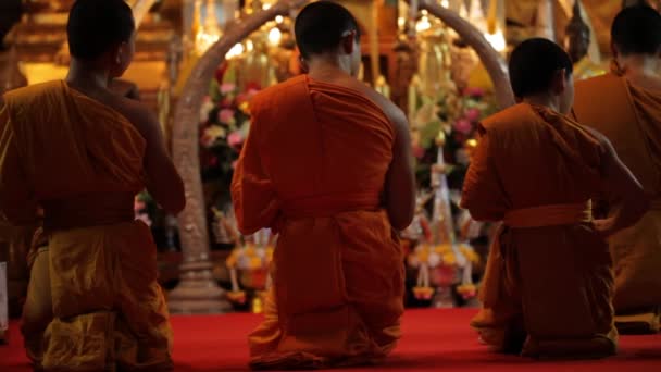 Буддійські Ченці Медитують Всередині Храму Ват Пратхат Дой Сатхеп Вночі — стокове відео