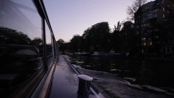 Niski Kąt Widzenia Łodzi Wycieczkowej Kanału Miejskiego Zmierzchu Amsterdamie Holandia — Wideo stockowe