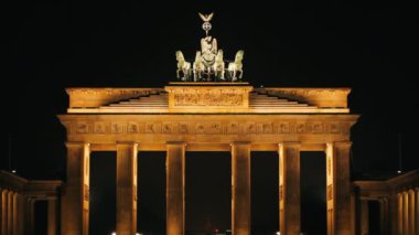 Brandenburg Kapısı gece Berlin, Gemany 'de aydınlandı..