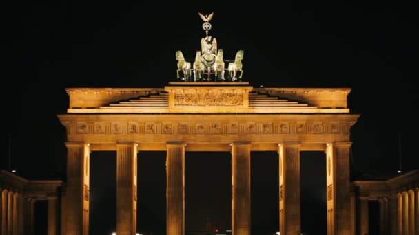 Brandenburg Kapısı Gece Berlin Gemany Aydınlandı — Stok video