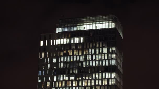 Kontorsbyggnad Med Belysta Fönster Natten Amsterdam Nederländerna Tidsfrist — Stockvideo