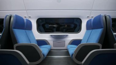 Hollanda, Hollanda 'da alacakaranlıkta mavi trenin içini hareket ettiriyor.. 