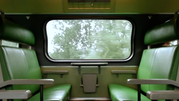 Μέσα Μαζικής Μεταφοράς Πράσινα Καθίσματα Στο Εσωτερικό Και Δέντρα Στο — Αρχείο Βίντεο