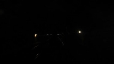 Yeraltı metro treni Paris 'teki istasyondan geçiyor.. 