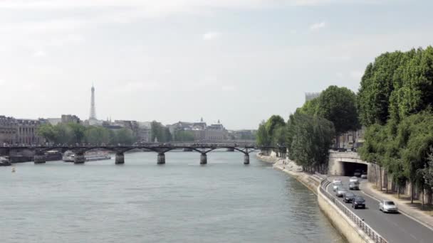 Río Sena Carretera Con Tráfico Torre Eiffel Fondo Día Verano — Vídeo de stock