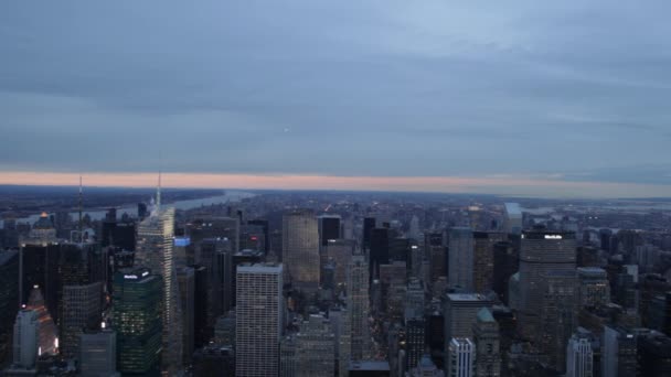 暮色中的纽约市摩天大楼高角图 — 图库视频影像