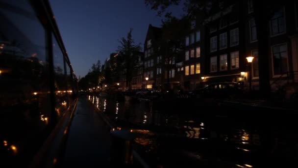 アムステルダム オランダの夜の市運河のツアーボートからの眺め — ストック動画