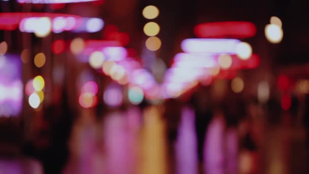 法国巴黎Champs Elysee购物街夜晚的灯光不再聚焦 — 图库视频影像