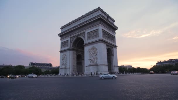 Triumfbågen Rondellen Med Trafik Vid Solnedgången Paris Frankrike — Stockvideo