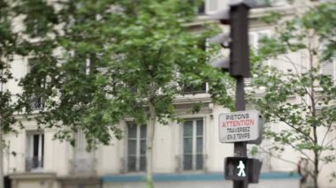 Paris, Fransa 'da yaya geçidinde trafik ışığı var..