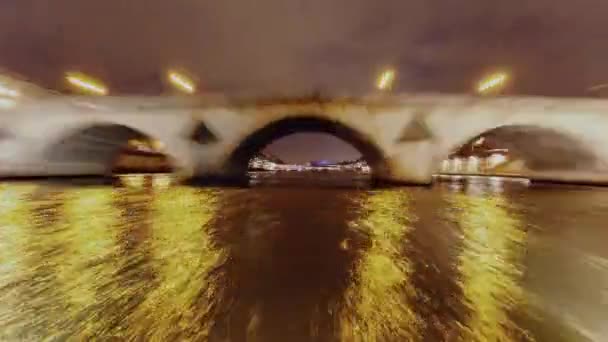 Κρουαζιέρα Στον Ποταμό Σηκουάνα Φωτισμένη Πόλη Νύχτα Στο Παρίσι Γαλλία — Αρχείο Βίντεο