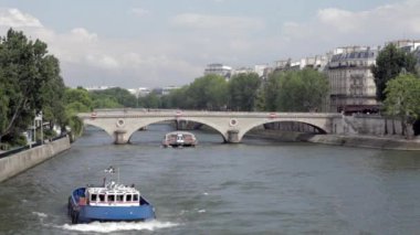 Fransa, Paris 'te bulunan gemi ve yolcu gemisiyle Neuf Köprüsü' nden görüntü