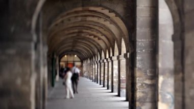 Paris, Fransa 'daki Place de Vosges' da bir grup insan, eğim değişimi etkisi