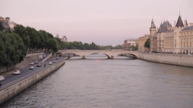 Fransa 'nın başkenti Paris' te alacakaranlıkta bulunan Seine Nehri 'nin Pont Neuf Köprüsü' nden şehir manzarası.
