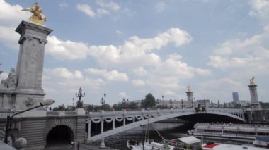 Pont Alexandre Köprüsü ve Paris, Fransa 'da altın heykeller.