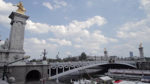 Pont Alexandre Köprüsü Paris Fransa Altın Heykeller — Stok video