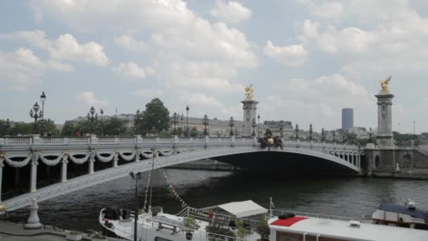 Brücke Pont Alexandre Iii Mit Goldenen Statuen Paris Frankreich — Stockvideo