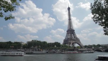 Paris, Fransa 'daki Seine Nehri' nden Eyfel Kulesi manzarası.