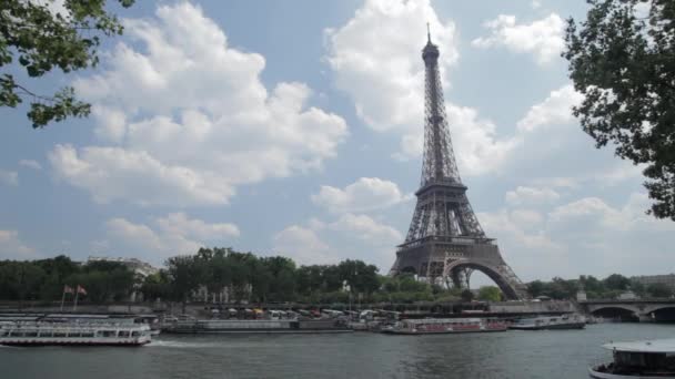 フランス パリのセーヌ川からのエッフェル塔の眺め — ストック動画