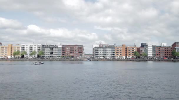 オランダ アムステルダム ジャワ島の近代的なウォーターフロント建築 — ストック動画