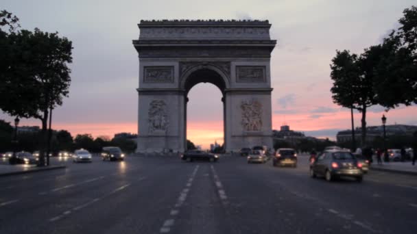 Triumfbågen Från Champs Elysees Med Trafik Skymningen Paris Frankrike — Stockvideo