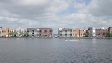 IJ Nehri modern deniz kenarı mimarisi Java-Eiland, Amsterdam, Hollanda. 
