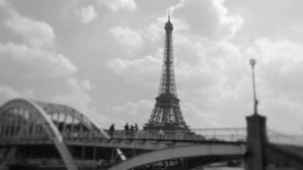 フランスのパリにあるエッフェル塔とパセル デビリー橋の景色 チルトシフト効果 — ストック動画