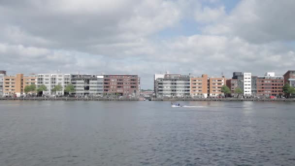 荷兰阿姆斯特丹爪哇岛的Ij河现代滨水建筑 — 图库视频影像