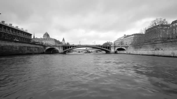 フランス パリのセーヌ川のクルーズの広い角度ビュー — ストック動画