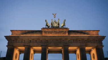 Brandenburg Kapısı 'nın önü gece Berlin, Almanya' da aydınlandı..