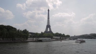 Paris, Fransa 'daki Seine Nehri' nden Eyfel Kulesi manzarası.