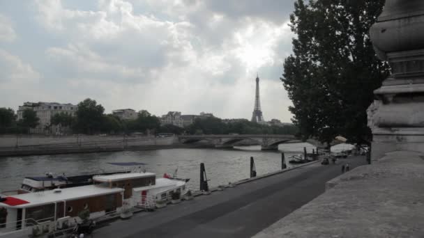 フランスのパリの背景にあるセーヌ川とエッフェル塔 — ストック動画