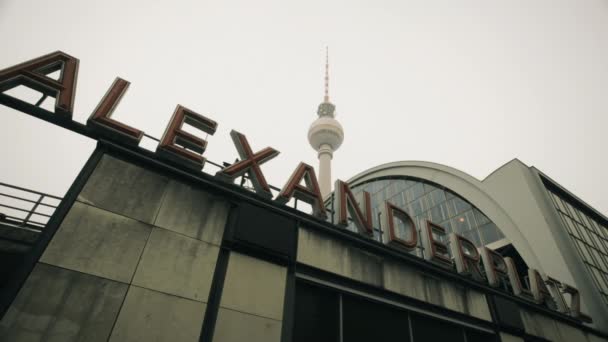 Alexanderplatz Station Och Tower Fernsehturm Berlin Tyskland — Stockvideo