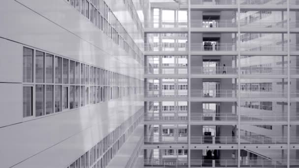 Stadshuset Modern Vit Arkitektur Med Förhöjd Gångväg Haag Nederländerna — Stockvideo