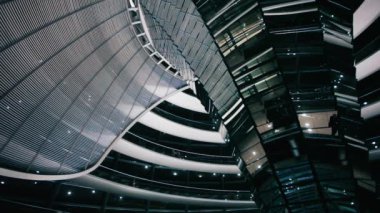 Almanya, Berlin 'deki Reichstag Parlamentosu binasının içindeki büyük cam kubbe..