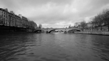 Fransa 'nın başkenti Paris' teki Seine Nehri 'nde geniş açılı bir gezi manzarası. Siyah ve beyaz.