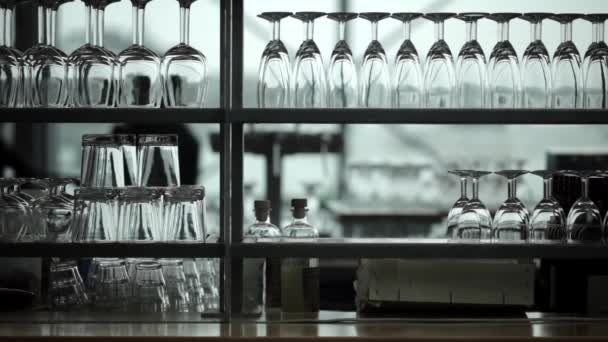在阿姆斯特丹 咖啡店的内部 有一个小范围的空酒杯的特写镜头和浅浅的田野 — 图库视频影像