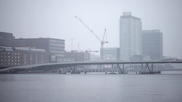 荷兰阿姆斯特丹爪哇岛的现代滨水建筑和扬 谢弗布鲁格桥 — 图库视频影像