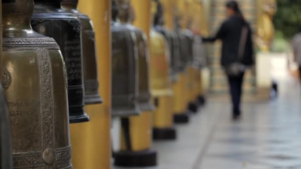 Καμπάνες Ναού Στο Wat Phra Doi Suthep Στο Τσιάνγκ Μάι — Αρχείο Βίντεο