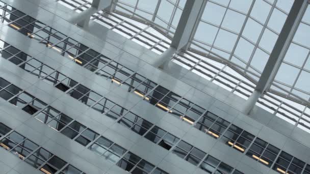 Niski Kąt Widzenia Nowoczesnej Architektury Białe Okna Biurowe Szklany Dach — Wideo stockowe