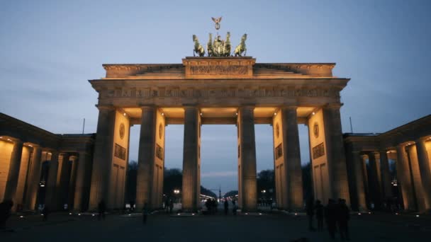 Vooraanzicht Brandenburger Tor Nachts Verlicht Berlijn Duitsland — Stockvideo