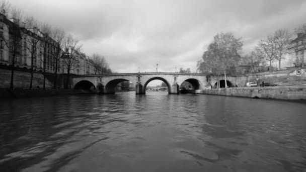 在法国巴黎塞纳河上游览的广角图 — 图库视频影像