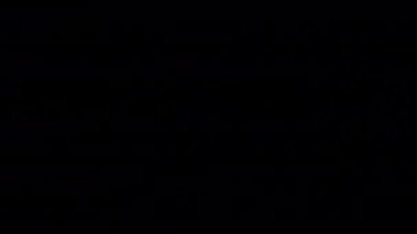 Odaklanmamış aydınlatma ışığı siyah arkaplan üzerine sızar.