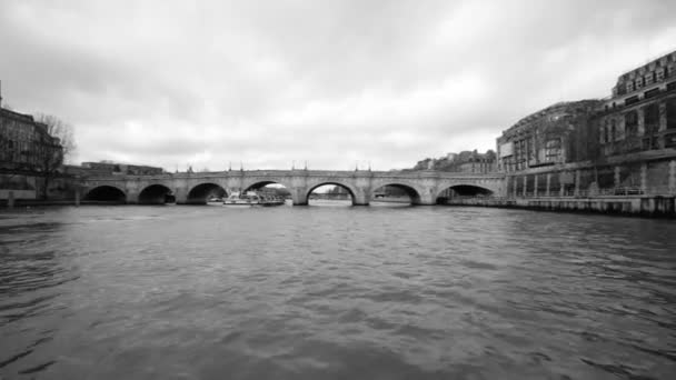 Ευρεία Γωνία Πρόσοψης Της Κρουαζιέρας Στον Ποταμό Σηκουάνα Pont Neuf — Αρχείο Βίντεο